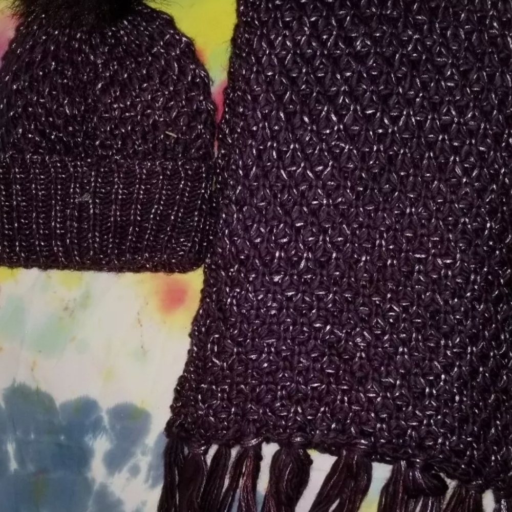 Steve Madden eggplant lurex hat/scarf set